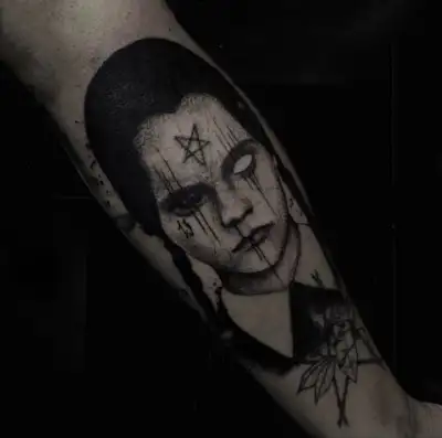 Josie Adams en guest tattoo chez ARXE