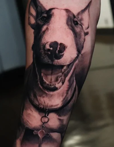 Tatouage réaliste d'un Bull Terrier sur l'avant bras